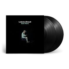 "Ludovico Einaudi: Solo Piano." Ein Mann in heller Kleidung spielt Klavier auf einem dunklen Hintergrund.