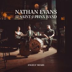 Der Text "NATHAN EVANS AND THE SAINT PHNX BAND" ist zentriert. Drei Männer sitzen in einer Bar mit Instrumenten.
