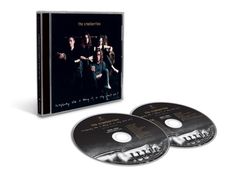 CD mit dem Titel "the cranberries". Darauf vier Personen auf einem Sofa. Zwei CDs davor mit Songtiteln.