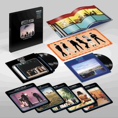 Schwarzer Text: "Pulp", "Different Class", "25th Anniversary Edition". Mehrere Schallplatten und bunte Cover liegen aus.