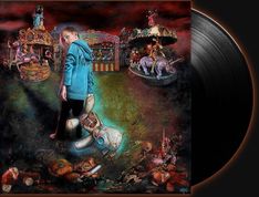 Text "Koma" auf der Rückseite einer blauen Jacke. Illustration von Karussell, Spielzeug, dunklem Himmel. Vinyl-Schallplatte rechts.