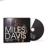 "The Very Best of Miles Davis: The Warner Bros. Sessions 1985-1991." Ein CD-Cover mit Musiker in prächtiger Kleidung.
