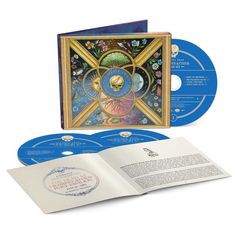 Blauer Text: "Grateful Dead Merriweather 6/30/85". CD-Hüllen mit kunstvollem, farbenfrohem Cover, Schädelmotiv.