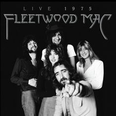 Text: "LIVE 1975 FLEETWOOD MAC". Fünf Personen lächeln, eine zeigt auf die Kamera.  Schwarz-weiß.