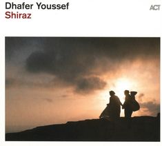 „Dhafer Youssef Shiraz“ in schwarzer und roter Schrift. Silhouette von zwei Personen vor einem hellen Himmel.