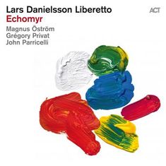 Text: "Lars Danielsson Liberetto, Echomyr, Magnus Öström, Grégory Privat, John Parricelli." Bunte Pinselstriche in Primärfarben.