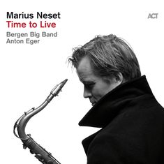 Marius Neset, Time to Live, Bergen Big Band, Anton Eger. Profil eines Mannes mit Saxophon, monochromer Stil.