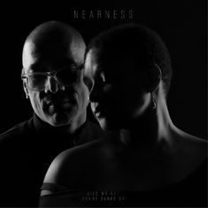 NEARNESS. Lizz Wright, Kenny Banks Sr. Zwei Personen im Halbprofil, schwarz-weiß, sanfte Beleuchtung.