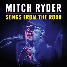 "Mitch Ryder, Songs from the Road" steht oben. Ein älterer Mann mit Sonnenbrille und Mütze singt in ein Mikrofon.