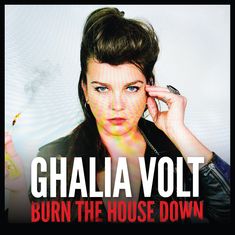 „GHALIA VOLT“ oben, „BURN THE HOUSE DOWN“ unten. Frau mit hochgestecktem Haar und Lederjacke, hält ein Streichholz.