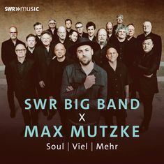Text: SWR Big Band x Max Mutzke: Soul, Viel, Mehr.  
Eine Gruppe von Menschen steht dicht zusammen.