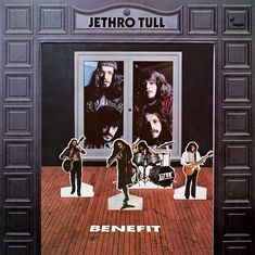 Text: "JETHRO TULL" oben, "BENEFIT" unten. Illustration einer Band auf Bühnenboden mit Fotos im Hintergrund.