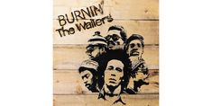 "BURNIN' The Wailers" steht auf holzfarbenem Hintergrund. Darunter sind sieben Gesichter in einer Illustration.