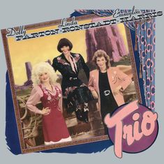 Texte: "Dolly Parton, Linda Ronstadt, Emmylou Harris, Trio." Drei Frauen in bunter Kleidung vor einer bergigen Landschaft.