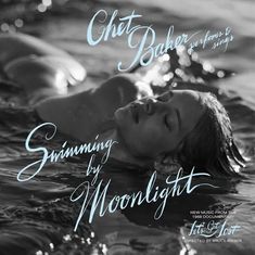 Texte: "Chet Baker performs & sings", "Swimming by Moonlight", "New music from the 1988 documentary Let's Get Lost".  
Eine Person schwimmt entspannt im Wasser.