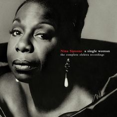 "Nina Simone a single woman the complete elektra recordings" steht auf einem grauen Hintergrund neben einem Portrait.