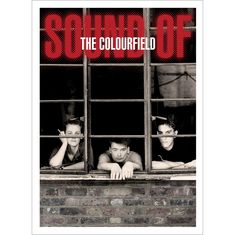Text: "SOUND OF THE COLOURFIELD". Drei Männer schauen aus einem Fenster, das aus mehreren kleinen Scheiben besteht.