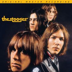 Text: "ORIGINAL MASTER RECORDING", "the stooges". Vier Männer mit langen Haaren schauen ernst, im Hintergrund Dunkelheit.