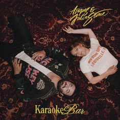 Oben rechts steht "Angus & Julia Stone", unten in großen Buchstaben "Karaoke Bar". Zwei Personen liegen entspannt auf einem Teppich.