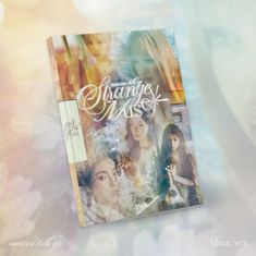 Auf dem Cover steht "Strange KISS" und "Muse ver.". Es zeigt mehrere Frauen in verschiedenen Posen und Stilen.