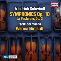 "Friedrich Schwindl Symphonies Op. 10" steht vor geöffneten Violinenkoffern mit mehreren Violinen.