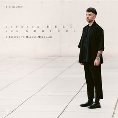 "Tim Allhoff: Between Here and Nowhere, A Tribute to Haruki Murakami." Ein Mann steht auf quadratischem Boden.