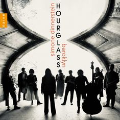 Texte: "simone dinnerstein", "HOURGLASS", "baroklyn", "naïve". Silhouetten von Menschen unter einem gewölbten Durchgang.