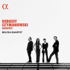 "DEBUSSY SZYMANOWSKI QUARTETS" und "BELCEA QUARTET" in Rot und Schwarz; Vier Personen auf Stufen.