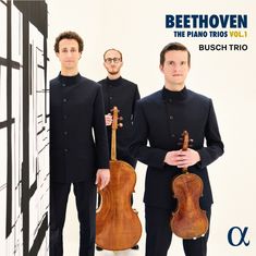"BEETHOVEN THE PIANO TRIOS VOL.1 BUSCH TRIO" Drei Musiker in dunkler Kleidung mit Streichinstrumenten.