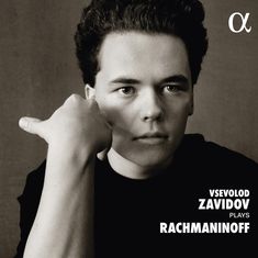 "Vsevolod Zavidov plays Rachmaninoff". Junge Person in Schwarz-Weiß, nachdenklicher Ausdruck, Logo oben rechts.