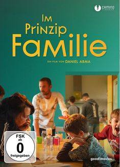 Text: "Im Prinzip Familie. Ein Film von Daniel Abma. FSK ab 0 freigegeben." Eine Familie sitzt um einen Tisch.
