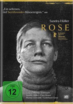 "Ein seltenes, tief berührendes Kinoereignis." ARD. Titel: ROSE. FSK 12. Schwarz-weißes Porträt von einer Frau.