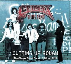 "Climax Blues Band" in kunstvollen Buchstaben über fünf Männern in 70er-Jahre-Kleidung vor einer Backsteinmauer.