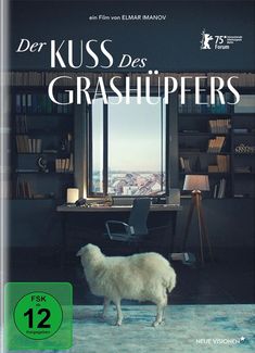 Text: "Der Kuss des Grashüpfers", "ein Film von Elmar Imanov", "FSK 12 freigegeben". Ein Raum mit Schaf, Fensterblick über Stadt.