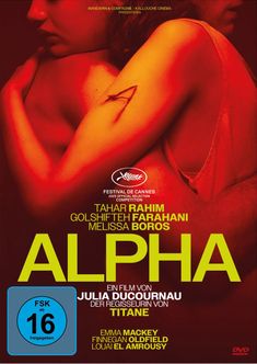 "Alpha". Tahar Rahim, Golshifteh Farahani. Ein Film von Julia Ducournau. Rotes, stimmungsvolles Bild mit Umarmung. FSK 16.