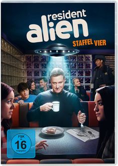 "Resident Alien, Staffel Vier". Eine Gruppe von Menschen sitzt in einem Diner, ein Mann im Vordergrund hebt eine Tasse.