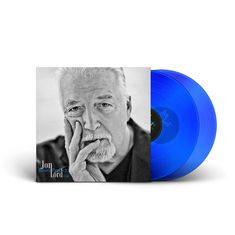 „Jon Lord Blues Project Live“ steht auf einem Albumcover. Es zeigt das Porträt eines nachdenklichen Mannes und zwei blaue Schallplatten.