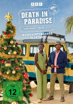 "Death in Paradise: Weihnachtsmänner in Gefahr". Zwei Personen stehen neben einem Weihnachtsbaum und einem Polizeiauto.