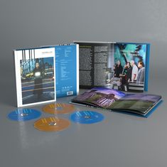 "marillion.com", "THANK GOD FOR THE INTERNET". Vier CDs in Blau und Orange, zwei offene Bücher mit Fotos und Texten.
