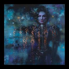 Text: "FRISSON NOIR". Illustration einer Frau in dunklem, mystischem Hintergrund mit blau-lila Tönen und leuchtenden Partikeln.