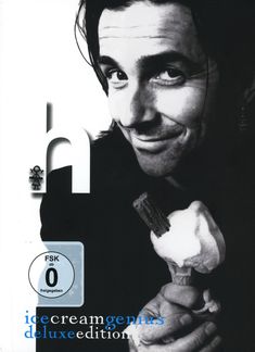 Texte: "icecream genius deluxe edition", "FSK ab 0 freigegeben". Schwarz-weiß Portrait eines Mannes mit Eis in der Hand.