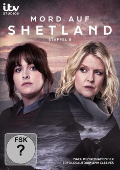 „MORD AUF SHETLAND, Staffel 8“, zwei ernst blickende Frauen, stürmische Küste im Hintergrund.