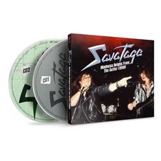 "Savatage. Madness Reigns From The Gutter (1990)." Zwei Musiker auf der Bühne, einer singt, der andere spielt E-Gitarre.