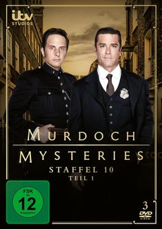 "MURDOCH MYSTERIES STAFFEL 10 TEIL 1" steht in goldener Schrift. Zwei Männer in Anzügen auf einer viktorianischen Straße.