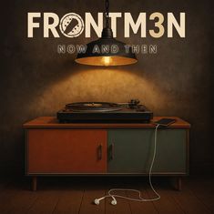 „FRONTM3N NOW AND THEN“ in großen Buchstaben. Schallplattenspieler auf Retro-Möbel, darunter Kopfhörer, darüber Lampe.