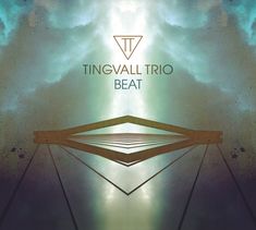 Tingvall Trio Beat, abstraktes Design mit geometrischen Formen und grün-blauem Farbverlauf im Hintergrund.