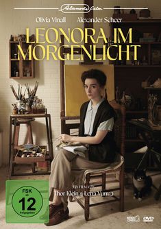 "Leonora im Morgenlicht", FSK 12. Frau sitzt in einem Atelier, umgeben von Malutensilien und einem Katzenbild.