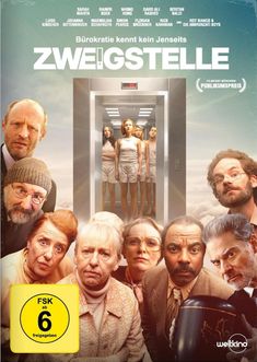 „ZWEIGSTELLE“, „Bürokratie kennt kein Jenseits“. Leute in und vor einem Fahrstuhl, teils überrascht blickend. Unten FSK 6.