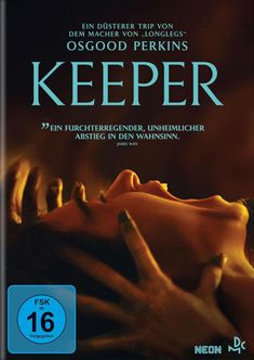 Zitat von James Wan über Wahnsinn, "Wenn du nur tot wärst", Film von Osgood Perkins, Titel "Keeper". Zwei ernste Personen.