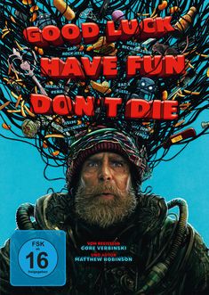 Text: "GOOD LUCK HAVE FUN DON'T DIE". Ein bärtiger Mann mit Mütze, umgeben von Kabeln und chaotischen Gegenständen.